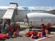 Tiba di Tanah Air, 360 Jamaah Haji Kloter 1 Debarkasi Solo Sujud Syukur di Landasan Pesawat