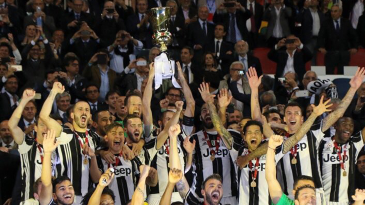 Dani Alves Samai Rekor Ibrahimovic Angkat Trofi Juara 32 Kali 