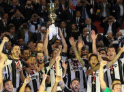 Dani Alves Samai Rekor Ibrahimovic Angkat Trofi Juara 32 Kali 