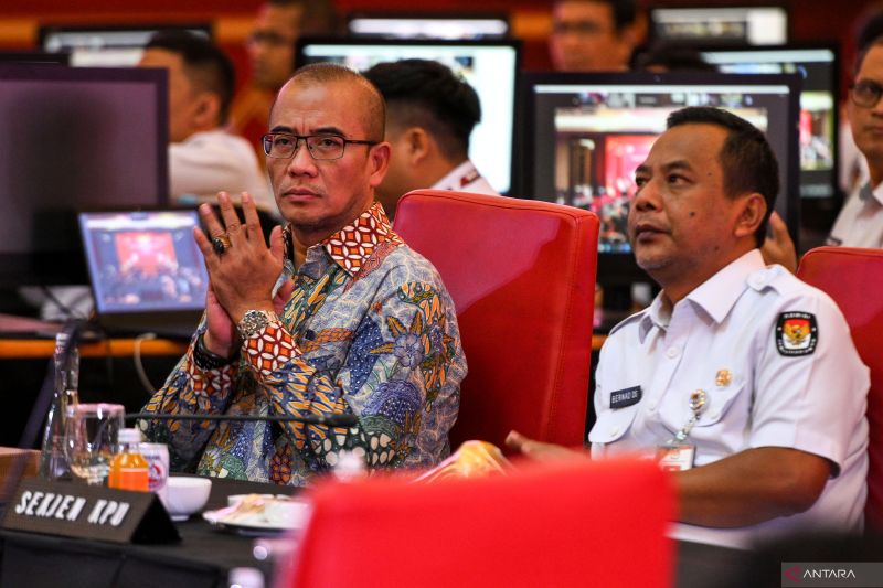 Ketua KPU Hasyim Asy'ari (kiri) dan Sekjen KPU Bernad Dermawan Sutrisno (kanan) mengikuti acara Pelantikan Serentak KPPS dan Penganugerahan Rekor MURI di Merlynn Hotel, Jakarta, Kamis (25/1)