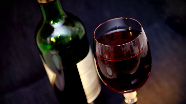 Studi Baru Mengungkapkan Minum Wine Bisa Memperpanjang Umur