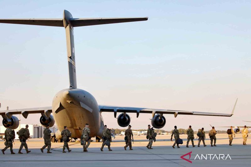 Tentara Angkatan Darat Amerika Serikat Divisi Airborne ke-82 berjalan menuju pesawat udara yang akan bertolak ke Eropa Timur di Fort Bragg, Carolina Utara, Amerika Serikat, Senin (14/2/2022). Presiden Amerika Serikat Joe Biden mengirimkan sebanyak 3000 tentara tambahan guna memperkuat NATO di Eropa Timur untuk mengamankan Ukraina jika klaim serangan Rusia benar-benar terjadi. ANTARA FOTO/REUTERS/Jonathan Drake