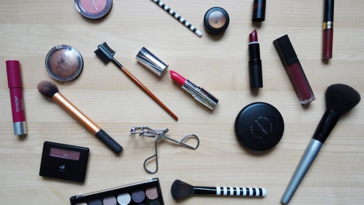 Doyan Traveling? Ini Alat Makeup yang Wajib Kamu Bawa