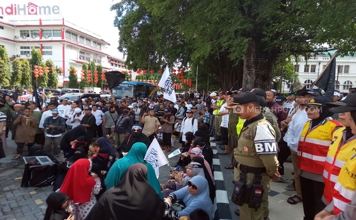  Paving Ornamen Mirip Simbol Agama, Massa Demo Balai Kota Solo