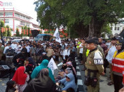  Paving Ornamen Mirip Simbol Agama, Massa Demo Balai Kota Solo