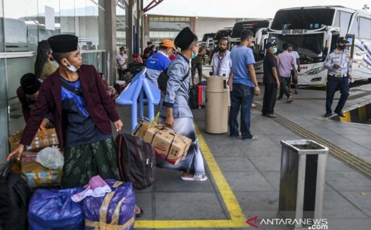 Selama Larangan Mudik, Ratusan Penumpang Transportasi Massal Positif COVID-19