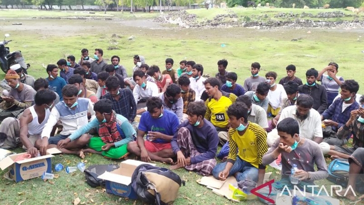 Puluhan Warga Rohingya Terdampar di Pantai Aceh Besar