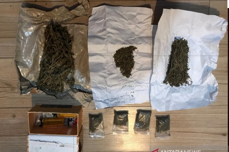 Barang bukti narkoba jenis ganja yang diamankan petugas dari artis sinetron Rivat Umar dan dua rekan lainnya di Pesanggrahan, Jakarta Selatan, Rabu (2/10/2019). (ANTARA/HO/Polda Metro Jaya)