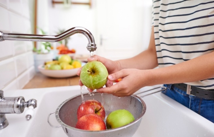 Cuci hingga bersih makanan atau masak hingga matang agar tidak terdapat telur dan cacing. (Foto: freepik/freepik)