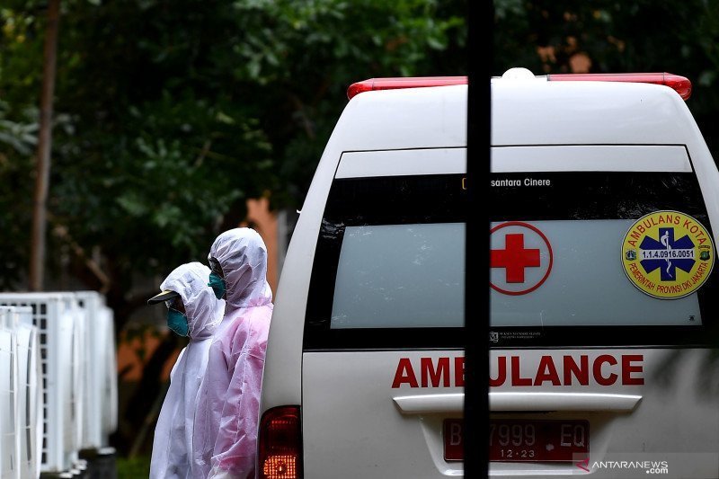 Petugas pada Kamis (5/3/2020) berada di samping ambulans yang terparkir di samping ruang isolasi RSPI Prof. Dr. Sulianti Saroso, Sunter, Jakarta Utara, salah satu rumah sakit rujukan penanganan pasien COVID-19. (ANTARA FOTO/SIGID KURNIAWAN)