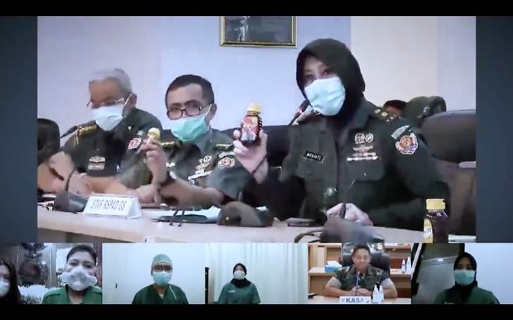 Tangkapan layar ketika KSAD Jenderal TNI Andika Perkasa memberikan vitamin dan madu untuk para aggota yang bertugas dalam penanganan COVID-19. (Foto: MP/Kanugrahan)