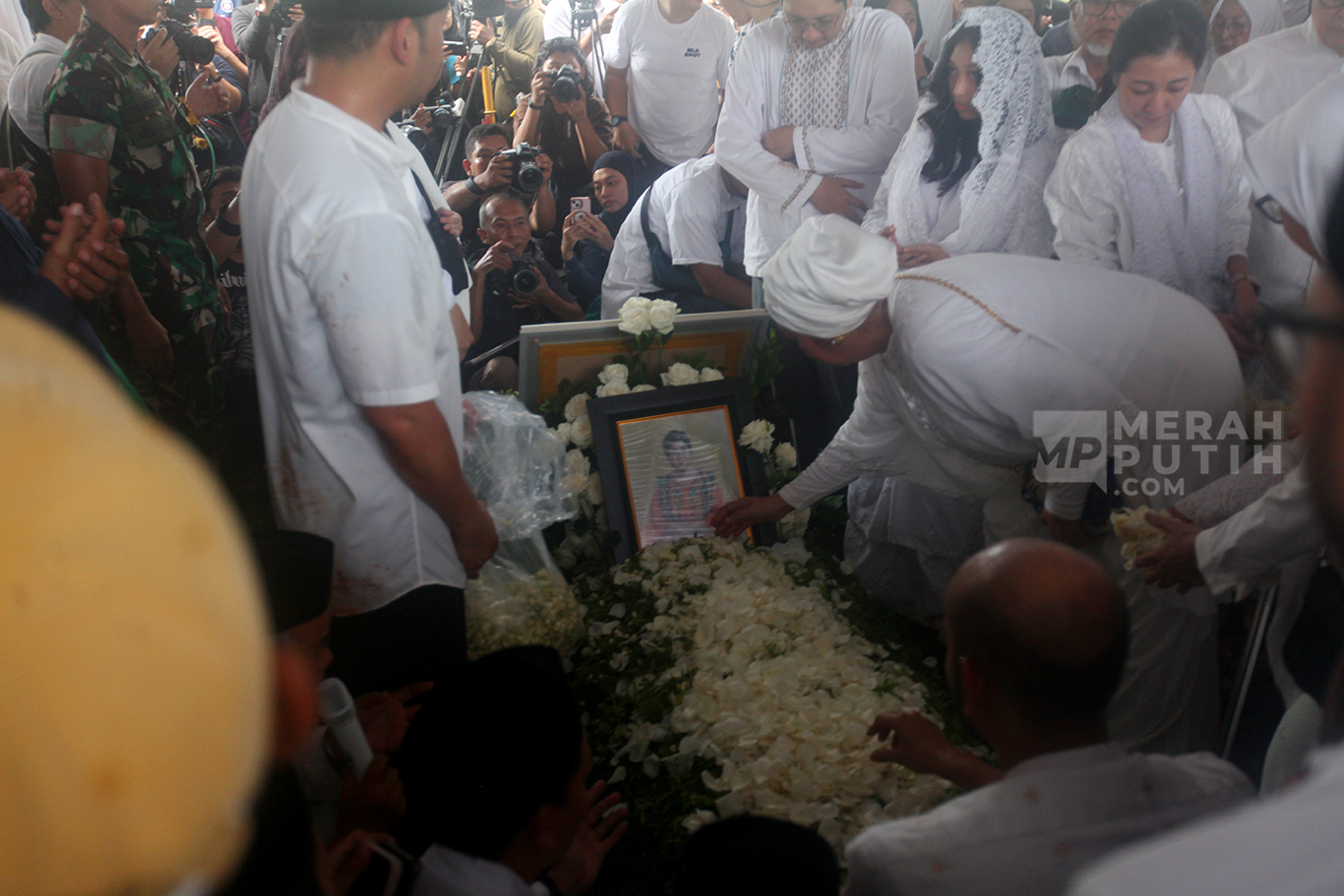 Tangis Haru Prosesi Pemakaman Artis Senior Titiek Puspa di TPU Tanah Kusir Jakarta