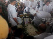 Tangis Haru Prosesi Pemakaman Artis Senior Titiek Puspa di TPU Tanah Kusir Jakarta
