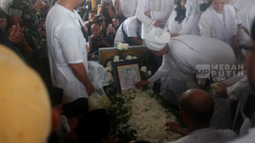 Tangis Haru Prosesi Pemakaman Artis Senior Titiek Puspa di TPU Tanah Kusir Jakarta