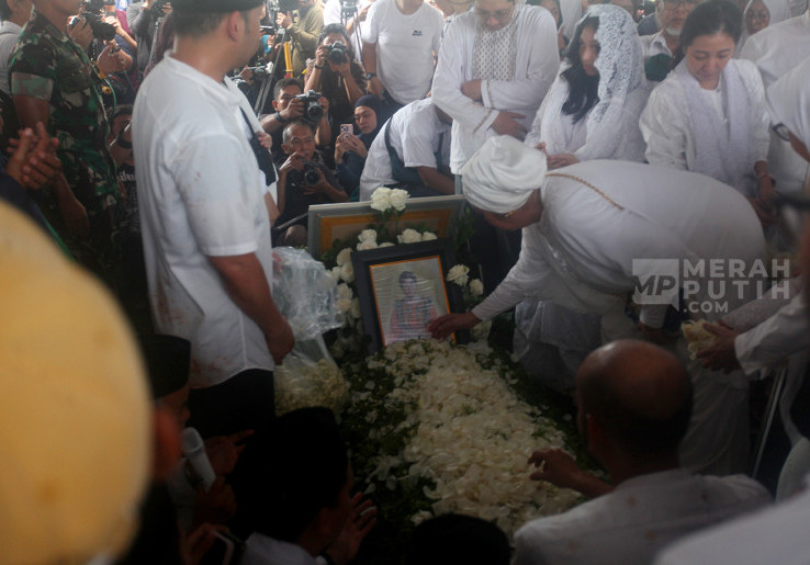 Tangis Haru Prosesi Pemakaman Artis Senior Titiek Puspa di TPU Tanah Kusir Jakarta