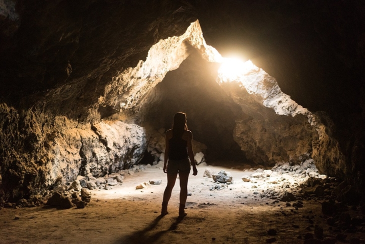 Gua Mistis Batu tak jauh dari pusat kota Pesisir Barat. (Foto: Pixabay/StockSnap)