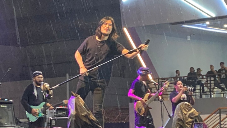 Jadi Penutup 'Infinite Live', Dewa 19 dan Virzha Tampil Memukau di Tengah Badai Hujan