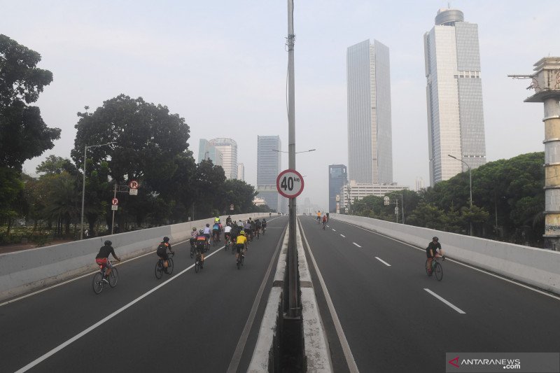 Sejumlah pesepeda memacu kecepatan saat berlangsungnya uji coba pemberlakuan lintasan road bike di jalan layang non tol (JLNT) Kampung Melayu-Tanah Abang, Jakarta, Minggu (23/5). ANTARA FOTO/Akbar Nug