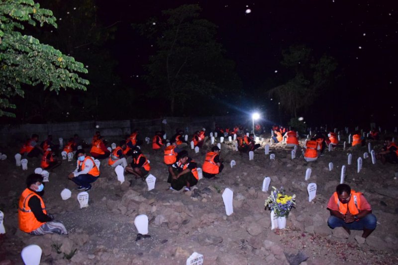 Tak Pakai Masker, Warga di Gresik Dihukum Gali Kuburan Jenazah COVID-19