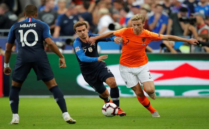 Aksi de Jong saat berhadapan dengan Prancis