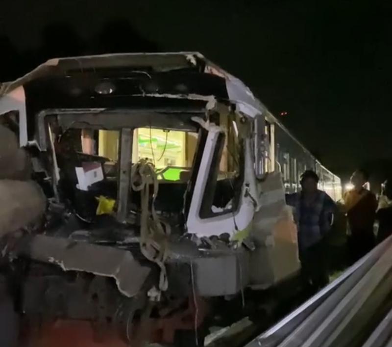 Truk Kayu Terobos Rel, Masinis Kereta Commuter Line Tewas di Gresik