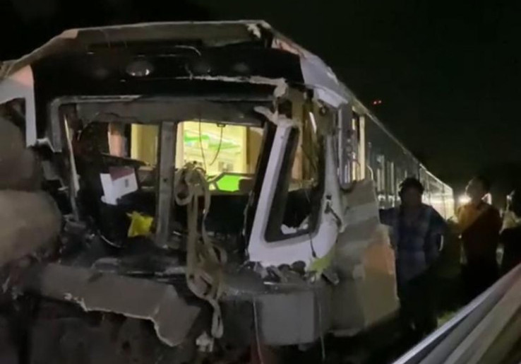 Truk Kayu Terobos Rel, Masinis Kereta Commuter Line Tewas di Gresik