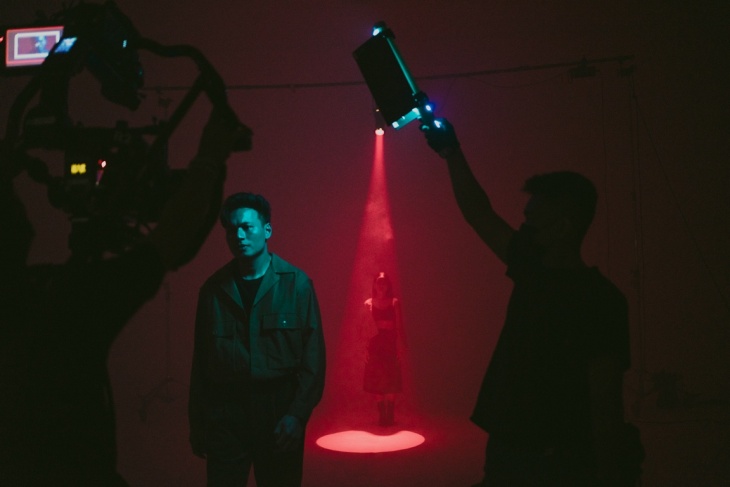 Kisah Terlarang Tergambar di Video Musik ‘FAR’ Rendy Pandugo