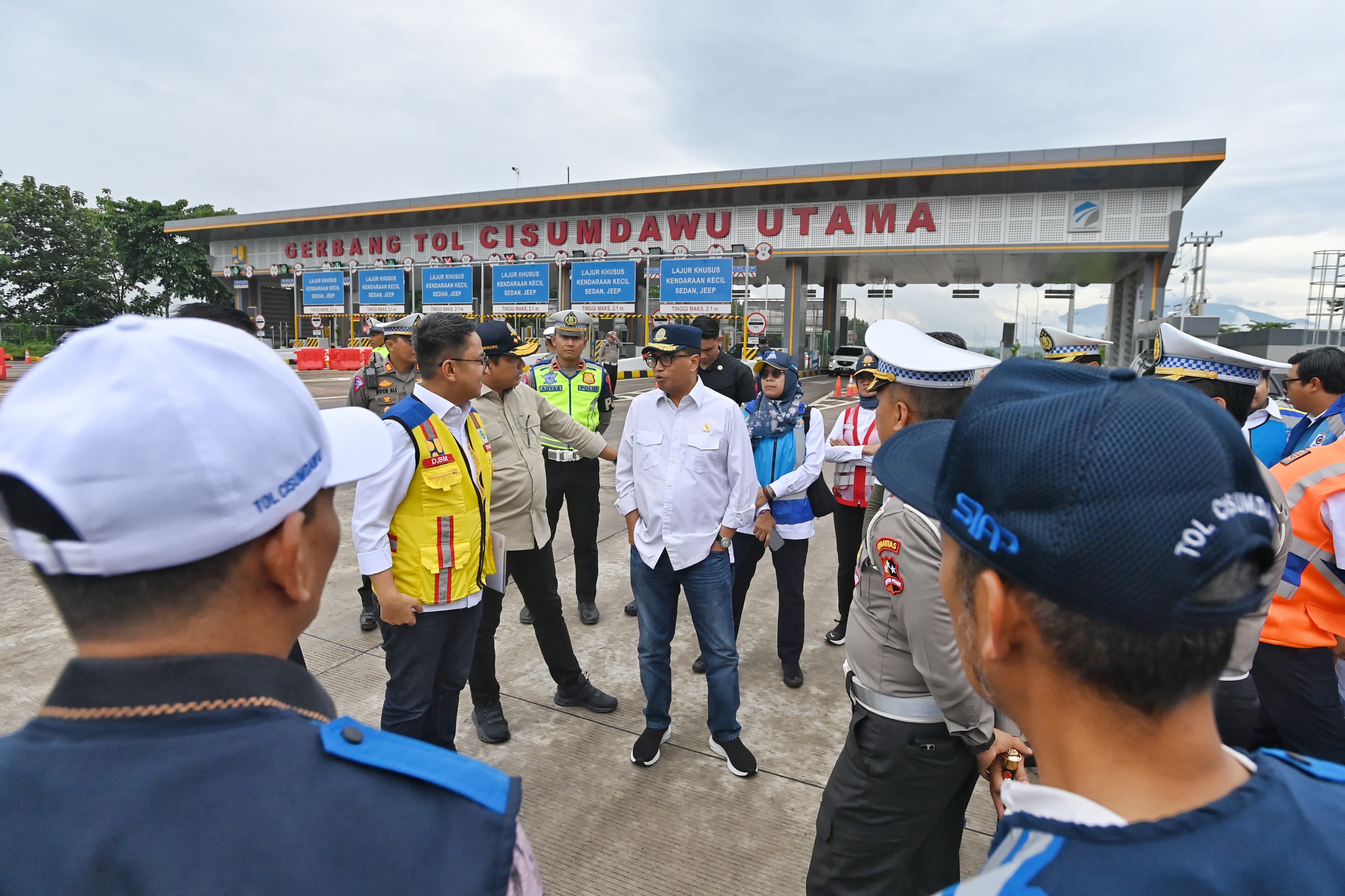 Menhub Budi Cek Kesiapan Infrastruktur Transportasi Mudik di Jawa Barat