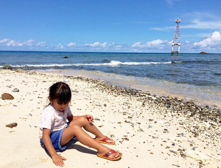 Pantai ini memiliki pasir putih agak kecokelatan (Instagram/prisilia27)