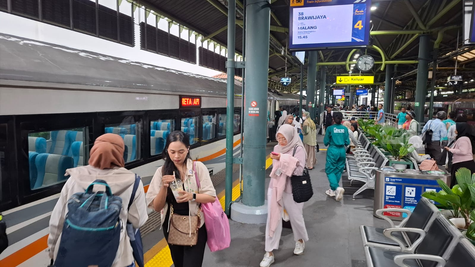 Long Weekend Imlek, inilah 10 Stasiun Kereta Api yang Paling Padat, Pasar Senen di Urutan Pertama 