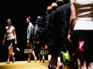Prada Rayakan Sejarah Perempuan di Milan Fashion Week