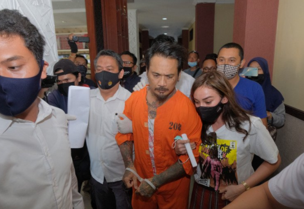 Jerinx SID dilimpahkan dari Polda Bali ke Kejati Bali, di Polda Bali, Kamis (27/8). (Antara/Ayu Khania Pranisitha)