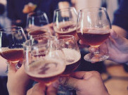 3 Perilaku Ngeselin Teman Ketika Minum Cantik