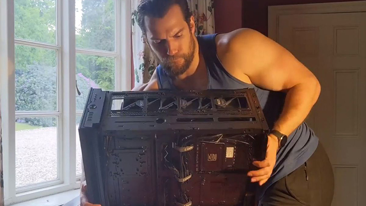 Demi Lawan Gelombang Panas, Henry Cavill Upgrade PC Gaming Miliknya