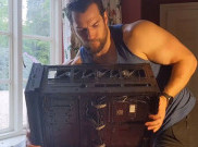 Demi Lawan Gelombang Panas, Henry Cavill Upgrade PC Gaming Miliknya 