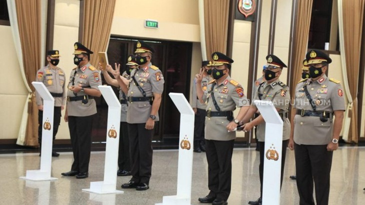   Kapolri Jenderal Listyo Sigit Prabowo melakukan upacara serah terima jabatan dan kenaikan pangkat pati serta kapolda di Rupatama Mabes Polri, Kamis (4/3). (Foto: MP/Kanugrahan)