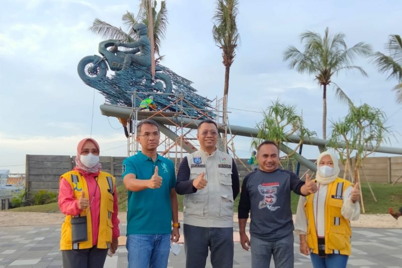 Gubernur Nusa Tenggara Barat (NTB), H Zulkieflimansyah (tengah) memantau pemasangan Patung "Speed" Jokowi di areal Sirkuit Mandalika di Kabupaten Lombok Tengah, Minggu (13/3/2022). ANTARA/Pemprov NTB