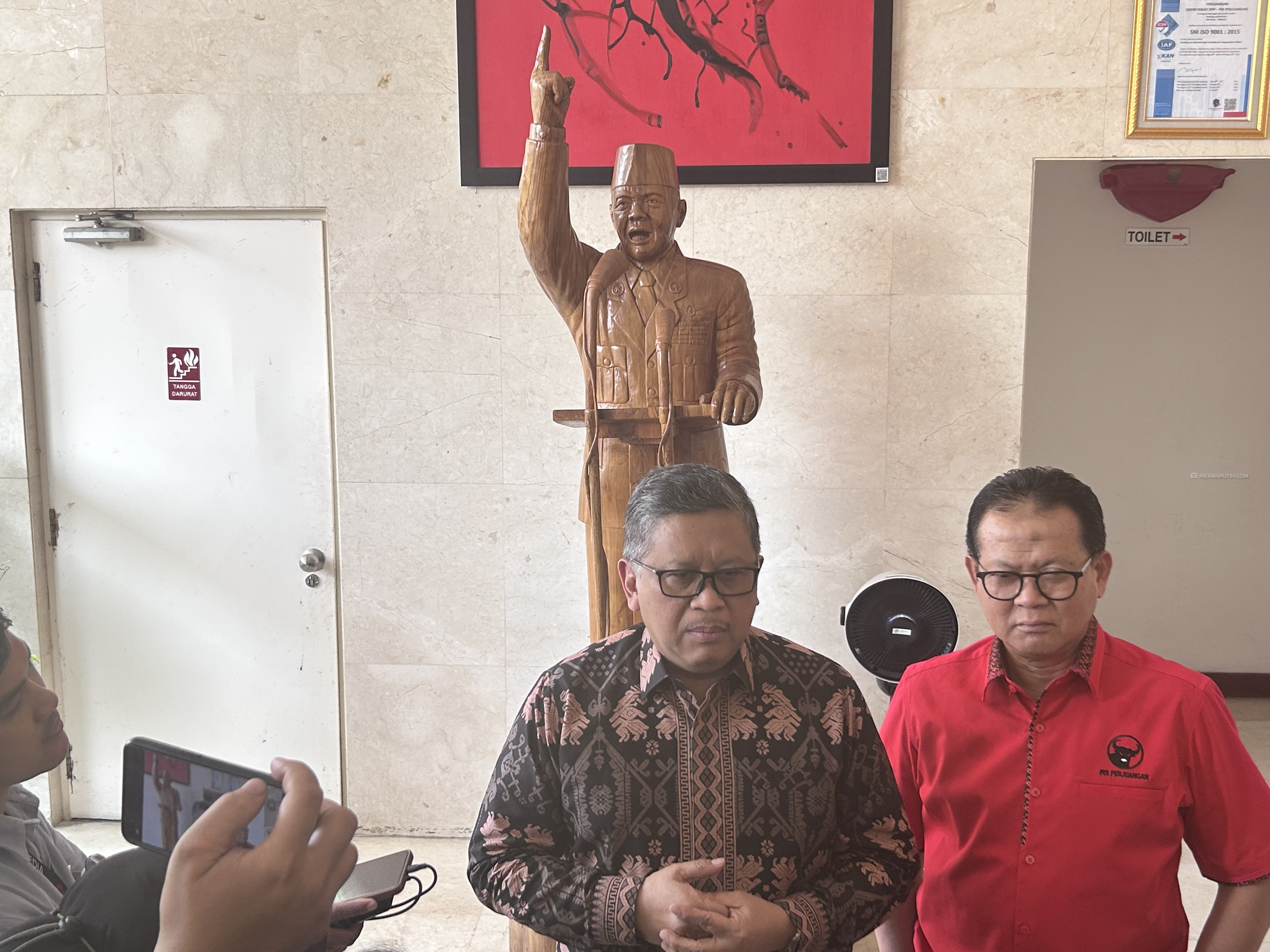 Hasto Jawab Isu Effendi Simbolon Tak Dijadikan Bacaleg PDIP