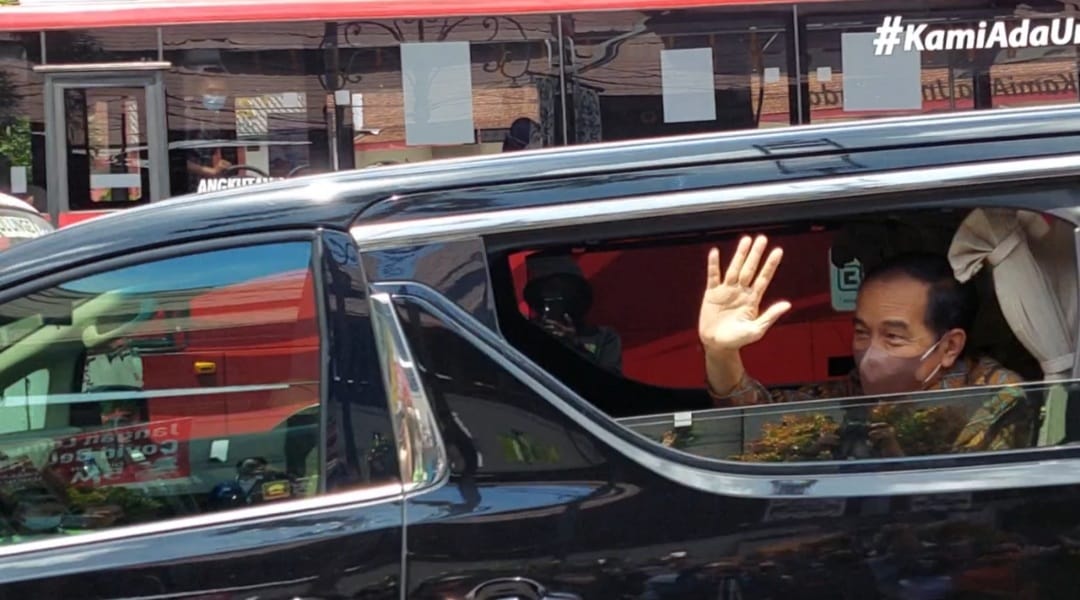 Presiden Jokowi menyapa warga dan Pedagang Pasar Kleco saat kunjungan kerja di Solo, Jawa Tengah, Senin (13/9). (MP/Ismail)