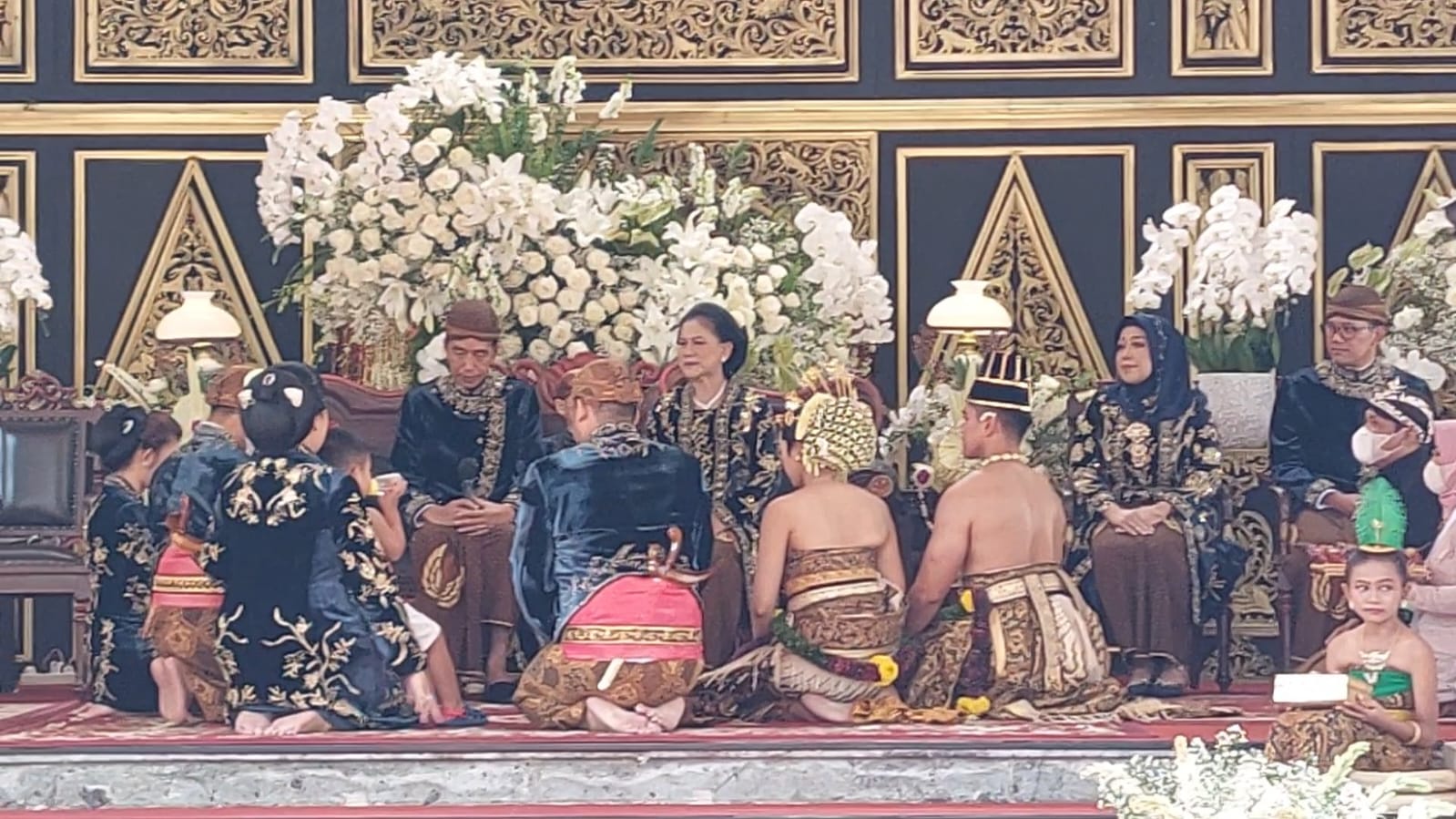 Pesan Jokowi pada Gibran Saat Tradisi Tumplak Punjen Tuntas Kaesang