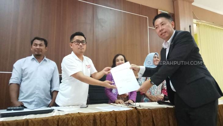 : Bakal calon independen di Pilwakot Solo, Jawa Tengah, Henry Indraguna melakukan konsultasi di kantor KPU Solo, Senin (2/12) (MP/Ismail)