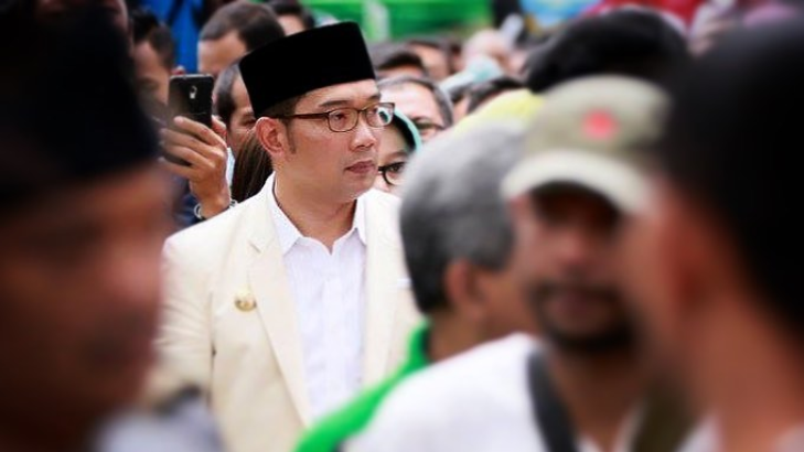Ridwan Kamil Suruh Dua Superhero Bersih-Bersih Kota Bandung
