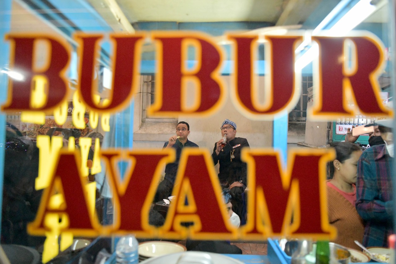 Saat Ganjar Iringi Ridwan Kamil dan Anies Ketika Jadi Satu Tim Makan Bubur Diaduk