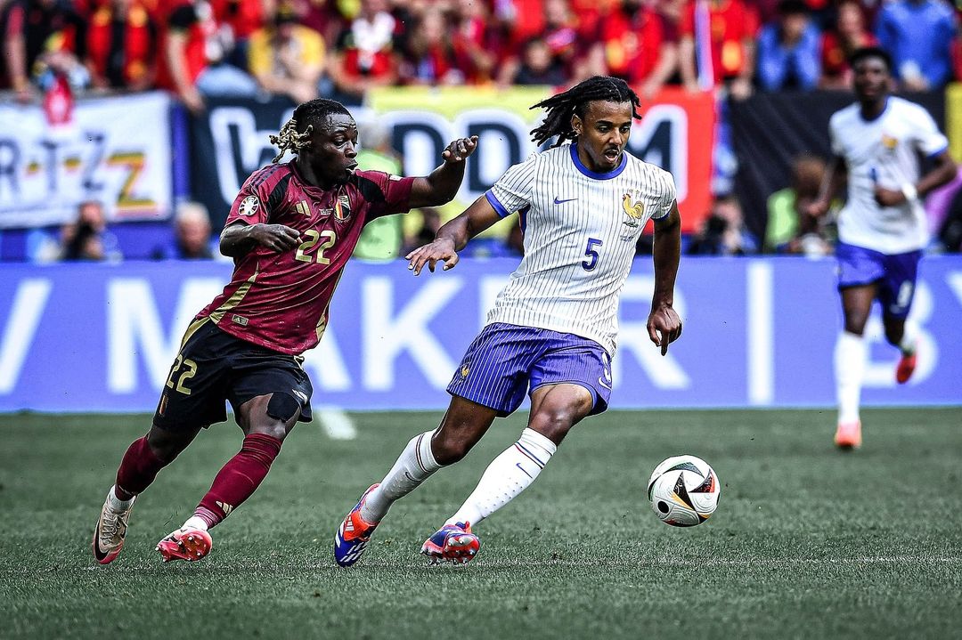 Jules Kounde berhasil menjaga penyerang Belgia, Jeremy Doku