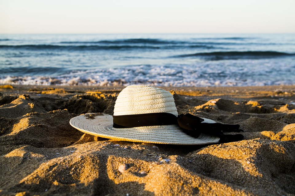 Pakai topi pantai (Pixabay/ivabudinova)