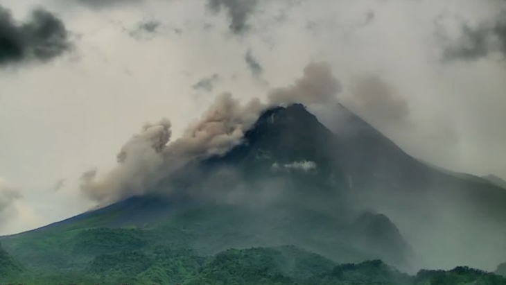 Merapi Luncurkan Dua Kali Awan Panas Guguran hingga 2 Kilometer