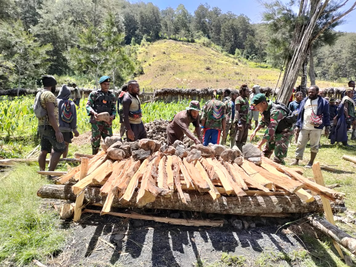 TNI Gelar Acara Bakar Batu dan Berbagi Sembako di Distrik Tima