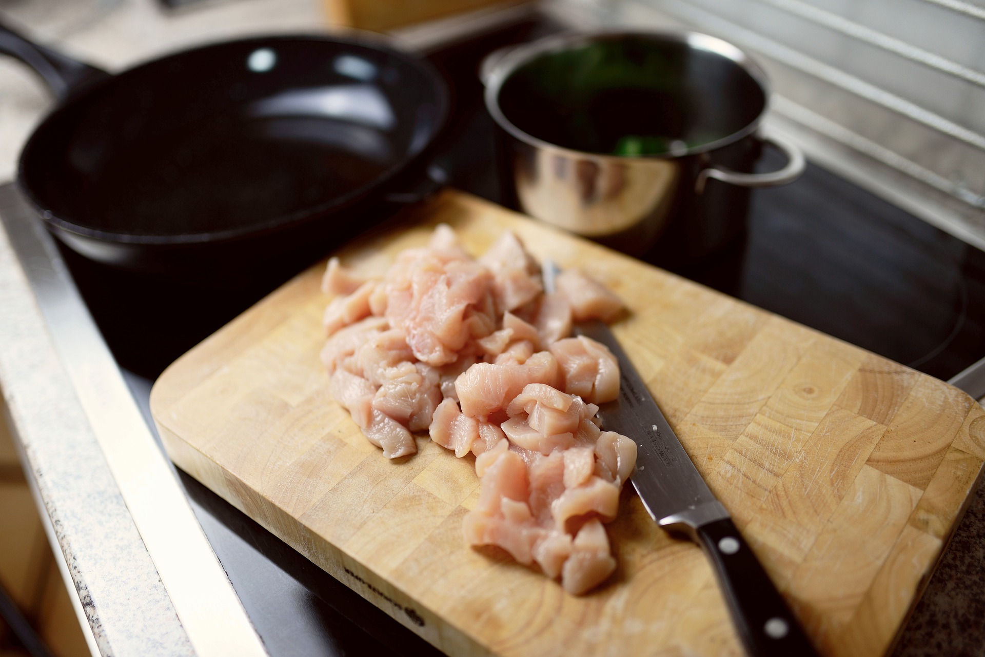 Cara paling aman sebelum mengolah ayam mentah. (Foto: Pixabay/Congerdesign)