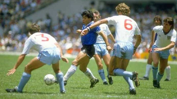 Maradona kala berhadapan dengan pemain belakang Ingris. (Foto/ AFP)
