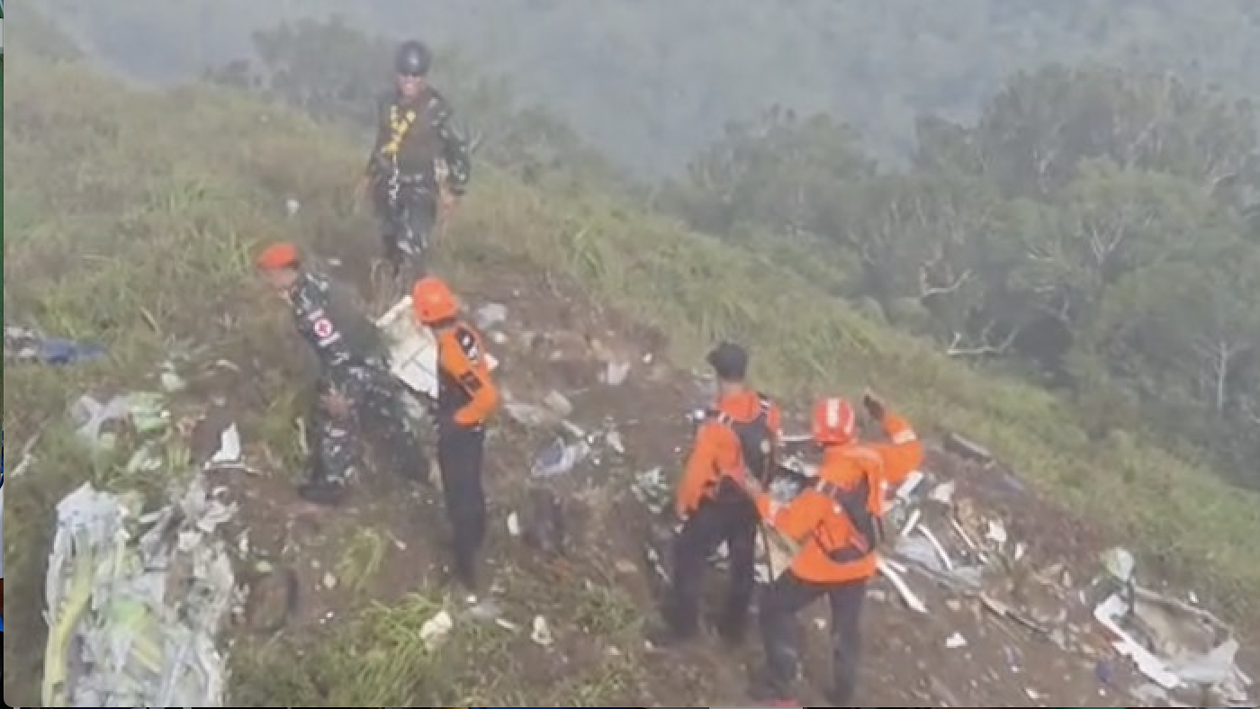 Tim SAR Temukan Serpihan Badan dan Ekor Pesawat ATR 42-500 yang Jatuh di Puncak Gunung Bulusaraung, Maros, Pencarian Korban Difokuskan Menemukan Penyintas